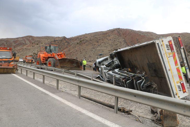 Devrilen vinç yüklü çekici karayolunu trafiğe kapattı, 4 kilometrelik kuyruk oluştu G5