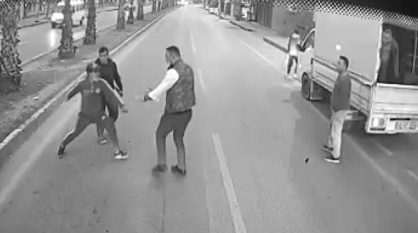 Otob&uuml;s şof&ouml;r&uuml;n&uuml; bı&ccedil;akla tehdit eden 2 şahıs tutuklandı