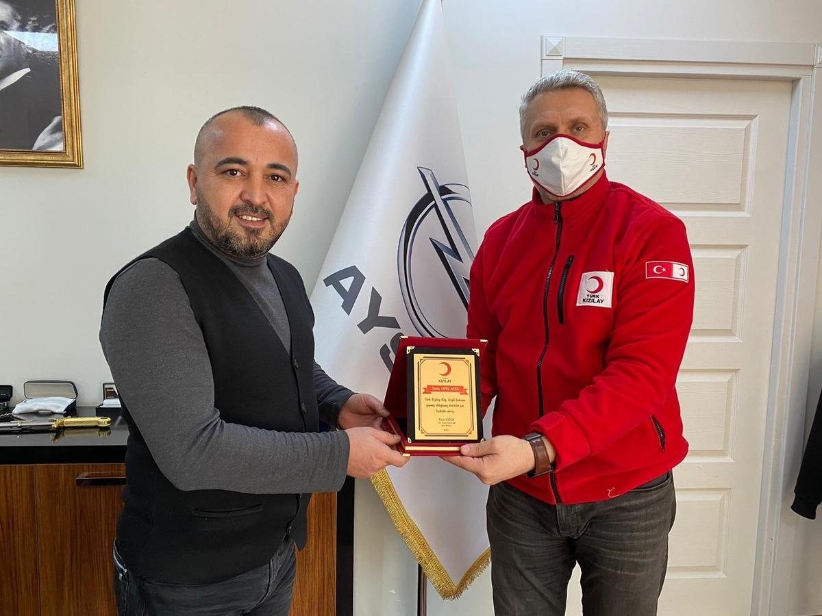 Kızılay hayırsever işadamına plaket takdim etti