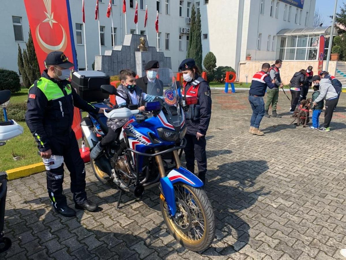 Otizmli &ccedil;ocuklara jandarma ve polis şefkati