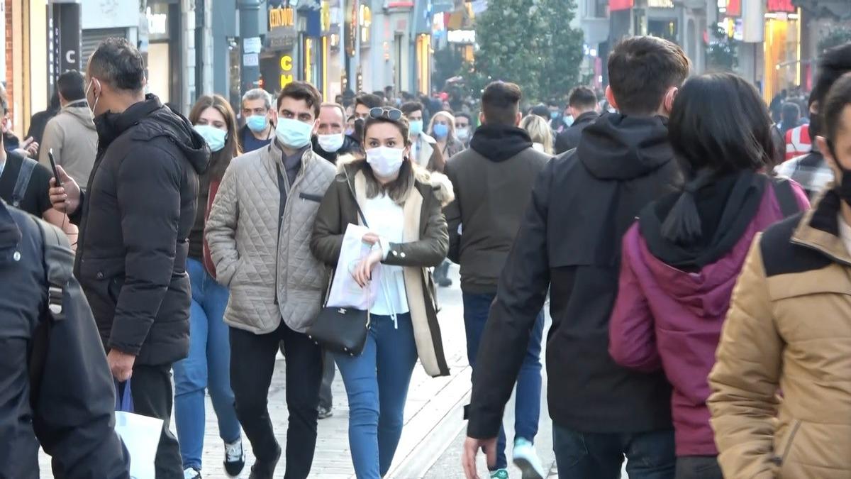 Taksim&rsquo;de sokağa &ccedil;ıkma kısıtlaması &ouml;ncesi insan seli