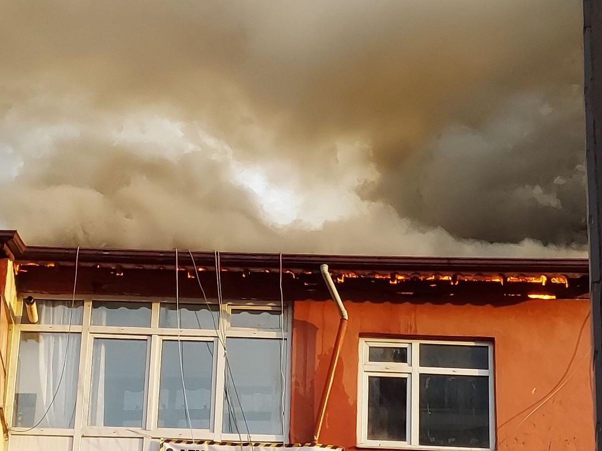 Mangal yapmak i&ccedil;in yaktıkları ateş, binayı k&uuml;le &ccedil;eviriyordu