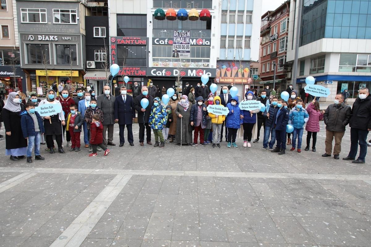 Otizmli &ccedil;ocuklar mavi ladin dikti ve mavi balon u&ccedil;urdu