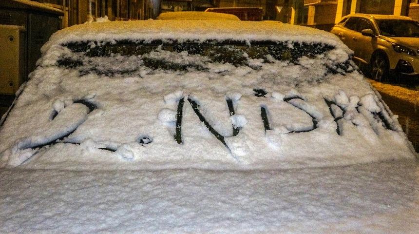 Nisan ayında kar s&uuml;rprizi: Kent beyaza b&uuml;r&uuml;nd&uuml;