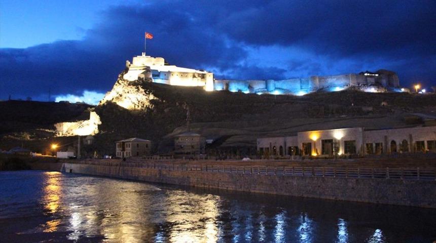 Tarihi Kars Kalesi otizme dikkati çekmek için mavi renkle ışıklandırıldı