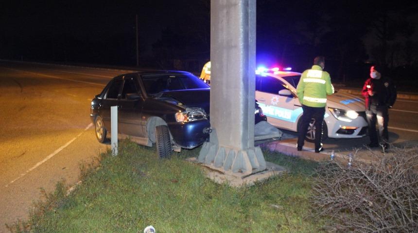 Otomobil demir direğe çarptı: 1 yaralı