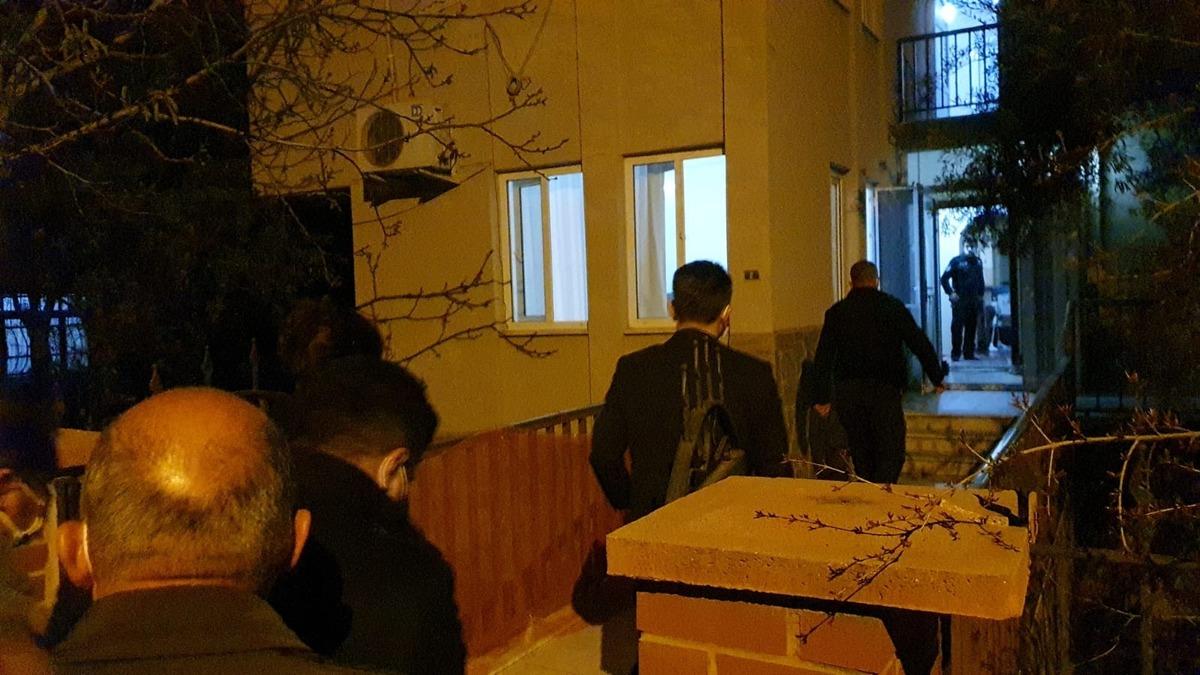Sahil kenarında &ouml;l&uuml; bulunan Kaymakam Kurt&rsquo;un cenazesi Adli Tıp&rsquo;a kaldırıldı