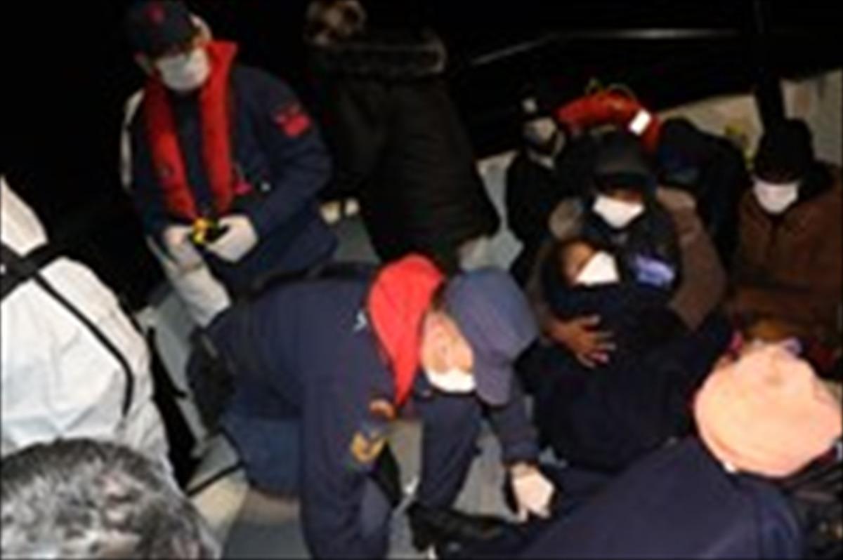 Yunanistan tarafından T&uuml;rk kara sularına geri itilen 231 d&uuml;zensiz g&ouml;&ccedil;men kurtarıldı