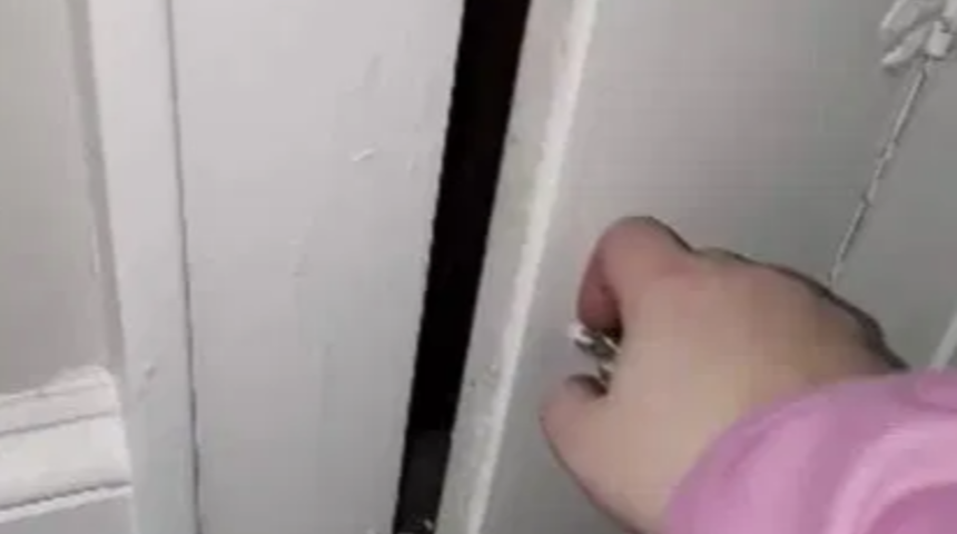 Yeni evinde keşfetti! Nereye açıldığı bilinmeyen gizemli kapı