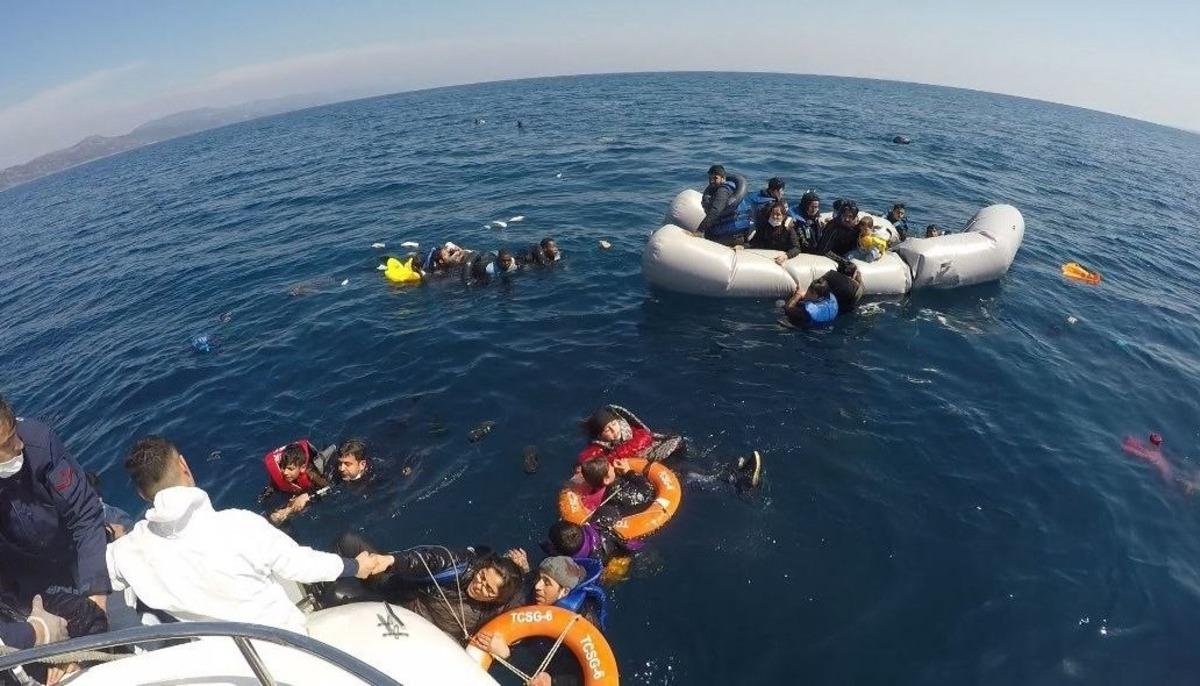 &Ccedil;anakkale a&ccedil;ıklarından 40 d&uuml;zensiz g&ouml;&ccedil;men, Yunanistan unsurlarınca &ouml;l&uuml;me terk edildi