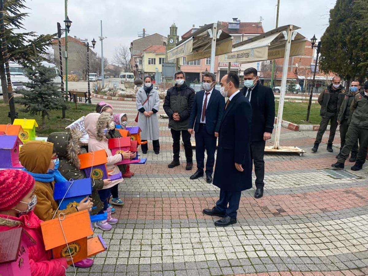 Anaokul &ouml;ğrencileri ağa&ccedil;lara kuş evi bıraktı