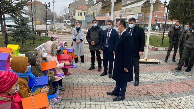 Anaokul öğrencileri ağaçlara kuş evi bıraktı