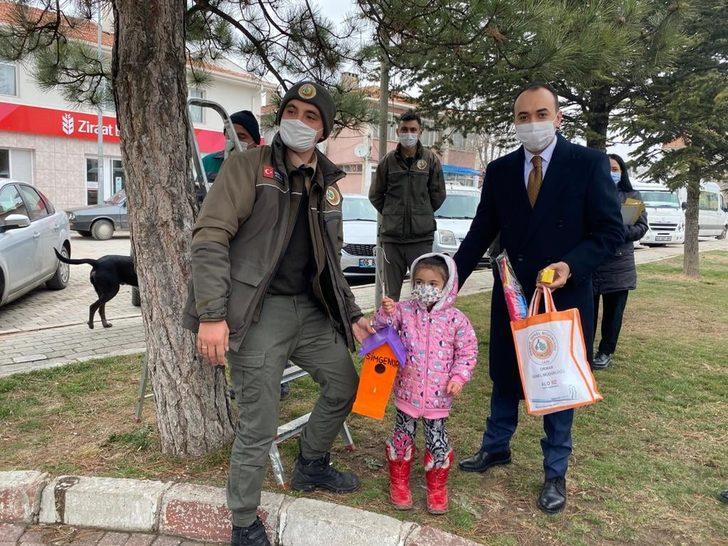 Anaokul öğrencileri ağaçlara kuş evi bıraktı G5