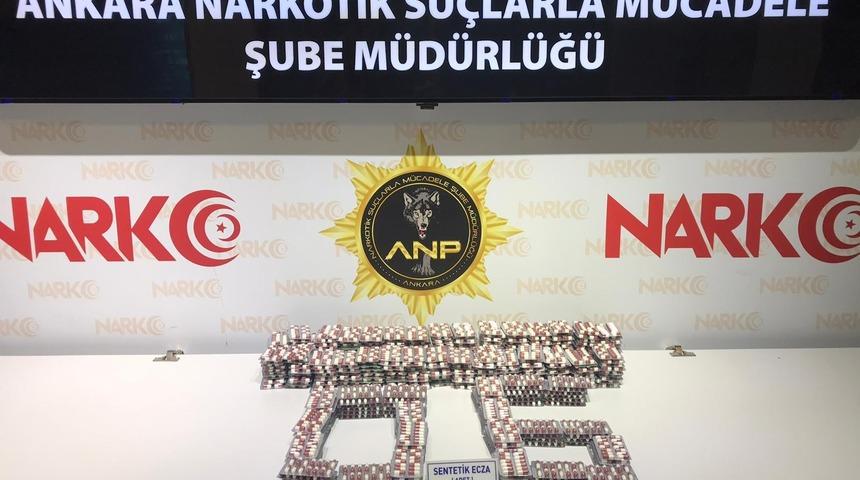El altından piyasaya kırmızı re&ccedil;eteli ila&ccedil; sokmaya &ccedil;alışan doktora narkotik ekiplerinden operasyon