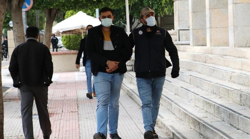 FET&Ouml; &uuml;yeliğinden 3 yıl 1 ay 15 g&uuml;n hapis cezası alan &ouml;ğretmen yakalandı