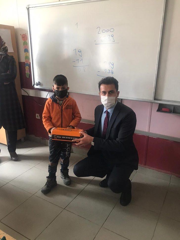 Kaymakam İlidi, 350 öğrenciye ayakkabı dağıttı G2