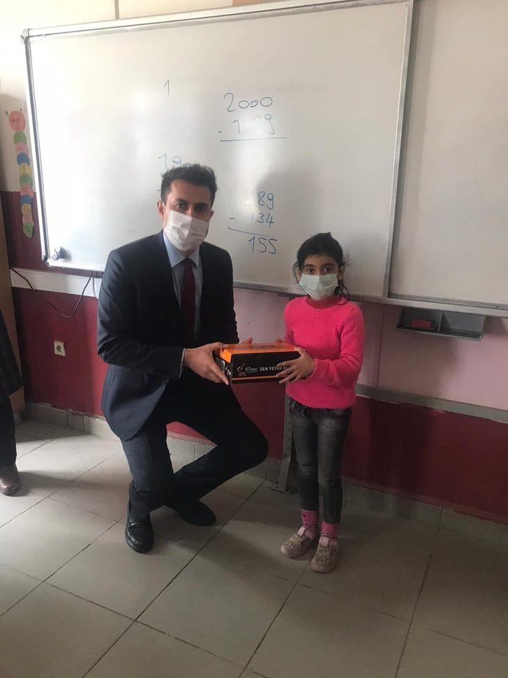 Kaymakam İlidi, 350 öğrenciye ayakkabı dağıttı G3