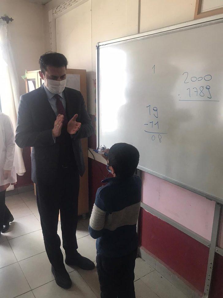 Kaymakam İlidi, 350 öğrenciye ayakkabı dağıttı G4