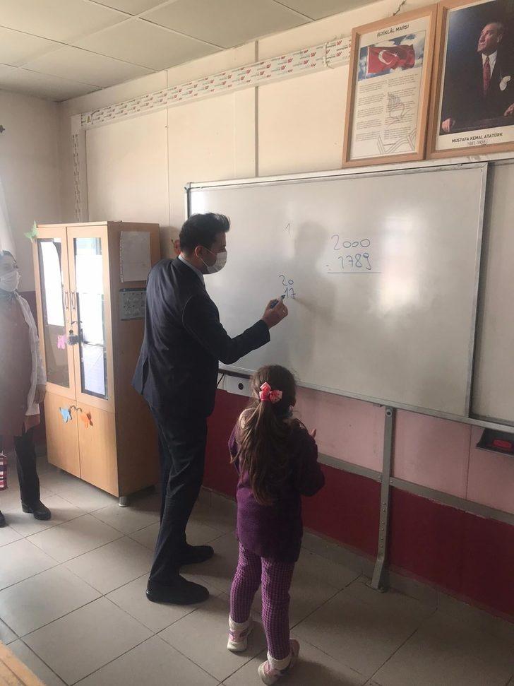 Kaymakam İlidi, 350 öğrenciye ayakkabı dağıttı G5