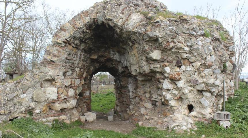 Surlarından süt akan kale görenleri hayrete düşürüyor