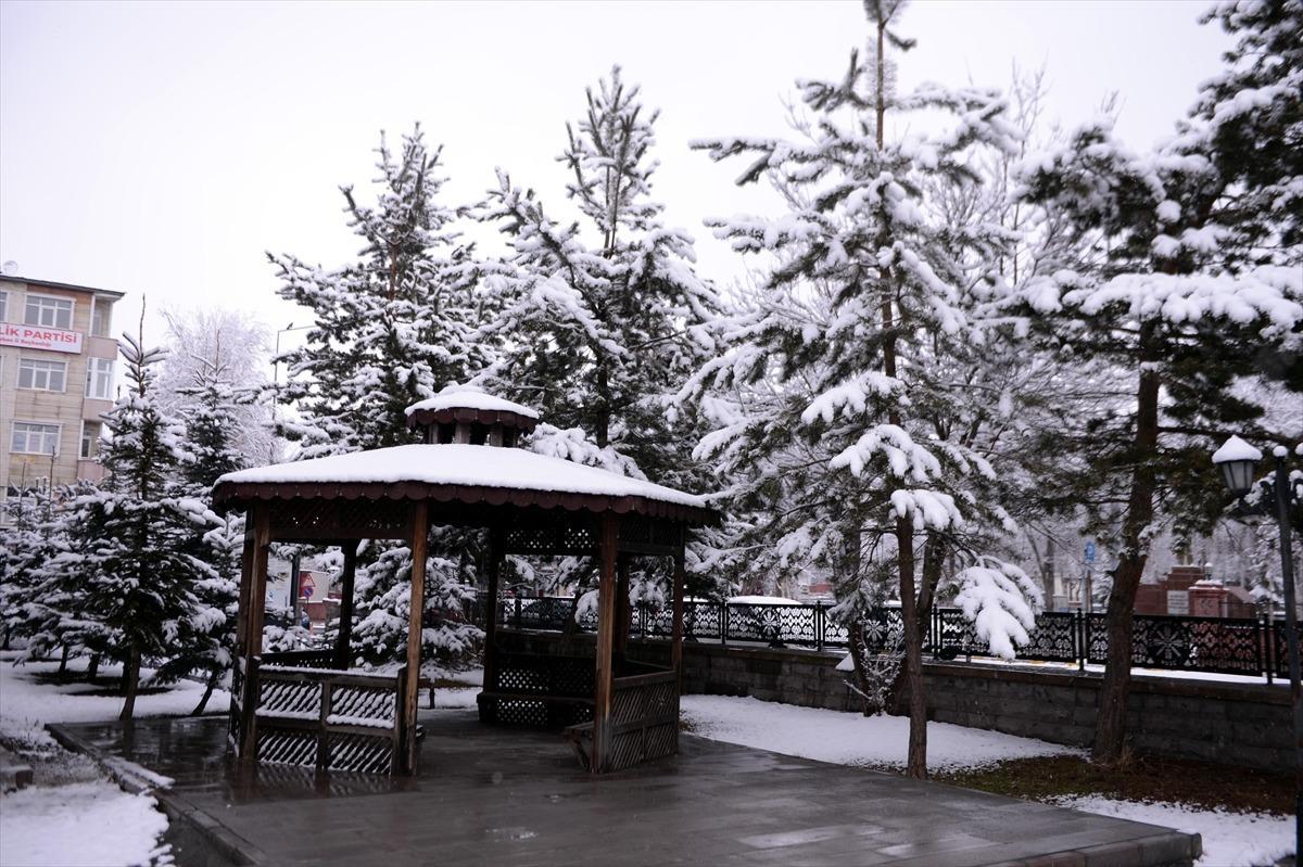Ardahan kar yağışıyla nisanda beyaza b&uuml;r&uuml;nd&uuml;