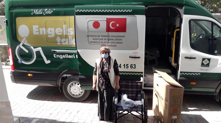 Tekerlekli sandalyeler hak sahiplerine teslim ediliyor