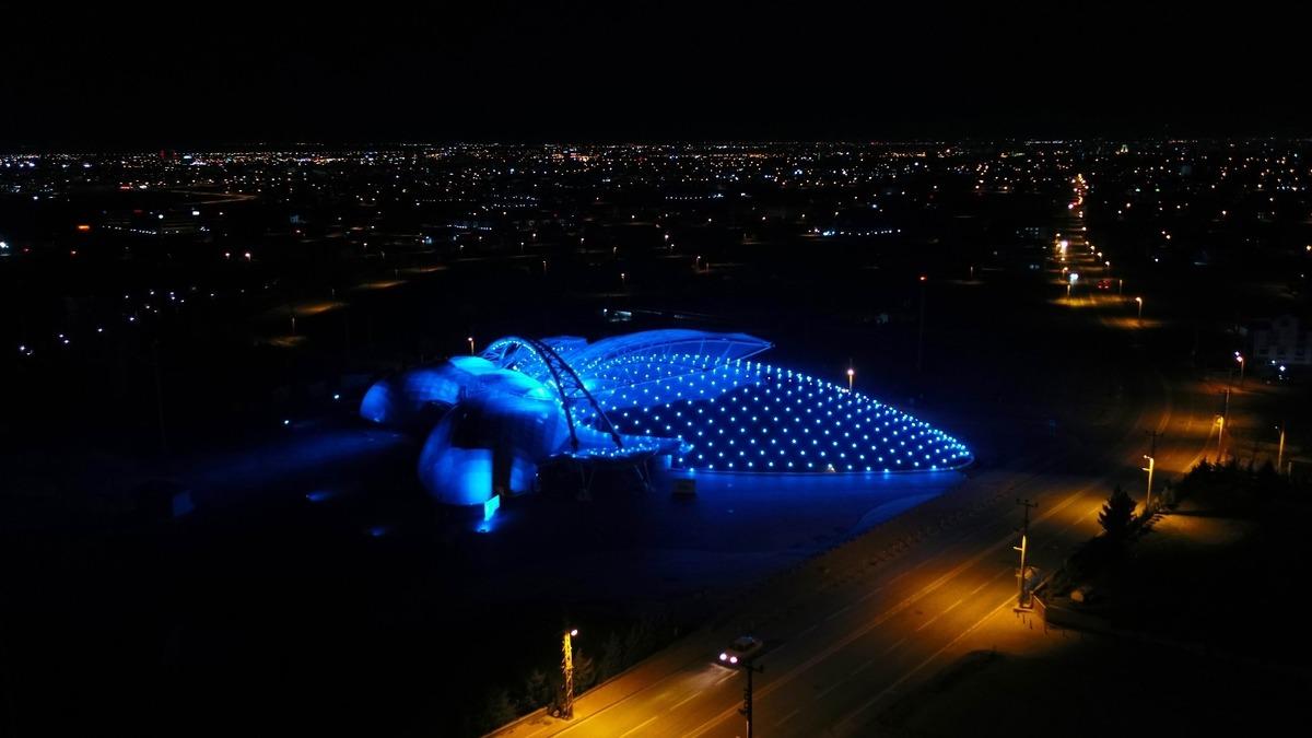 Sel&ccedil;uklu&rsquo;nun sembol binaları otizm i&ccedil;in mavi oldu