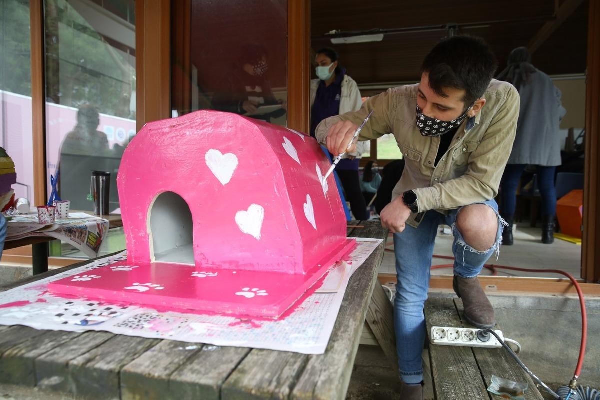 Nil&uuml;fer&rsquo;e reng&acirc;renk Kedi K&ouml;y&uuml;