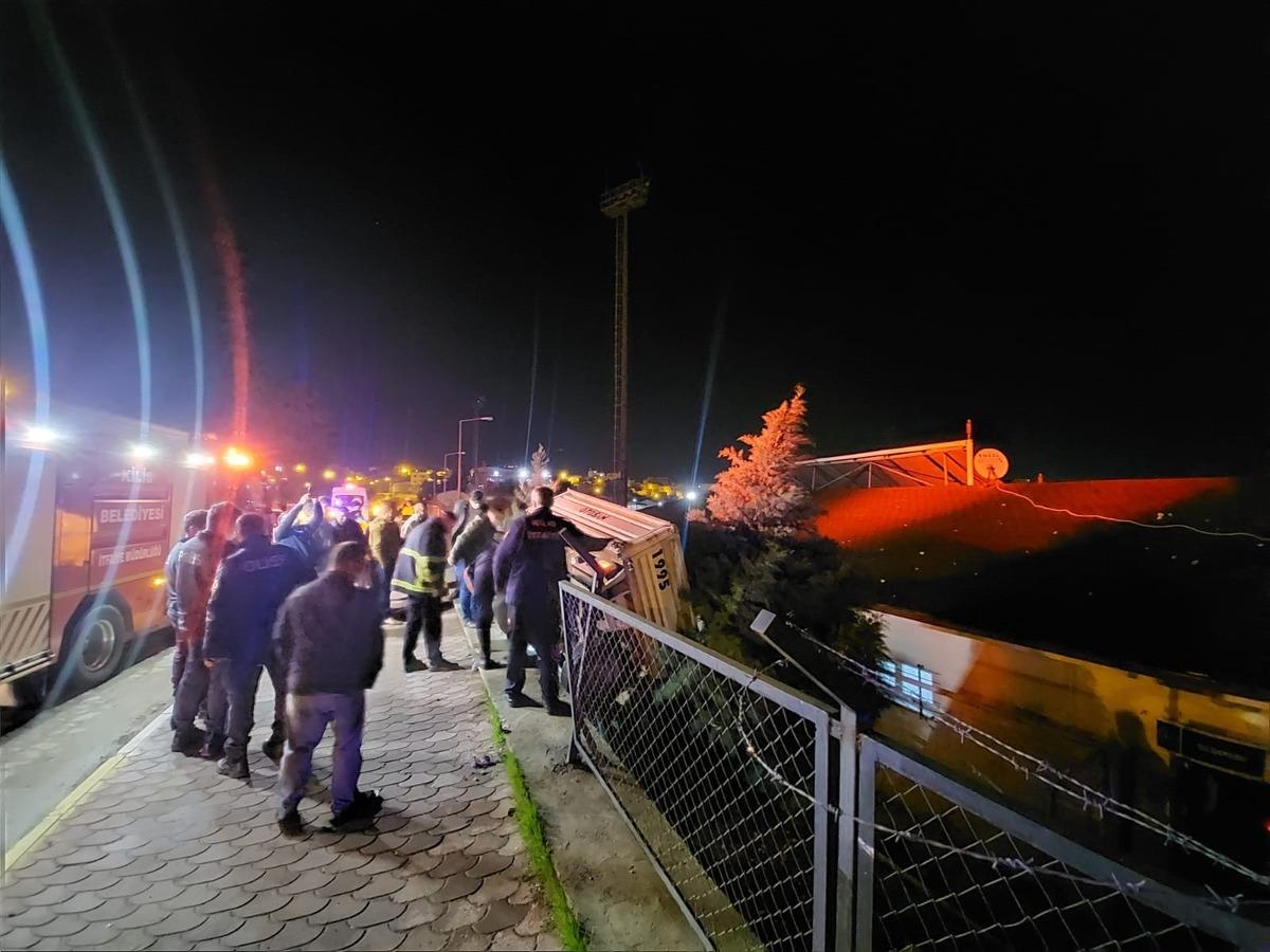 Kamyonet stadyumun duvarında asılı kaldı