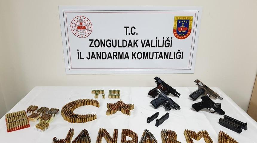 Ruhsatsız silah ve &ccedil;ok sayıda mermi ele ge&ccedil;irildi
