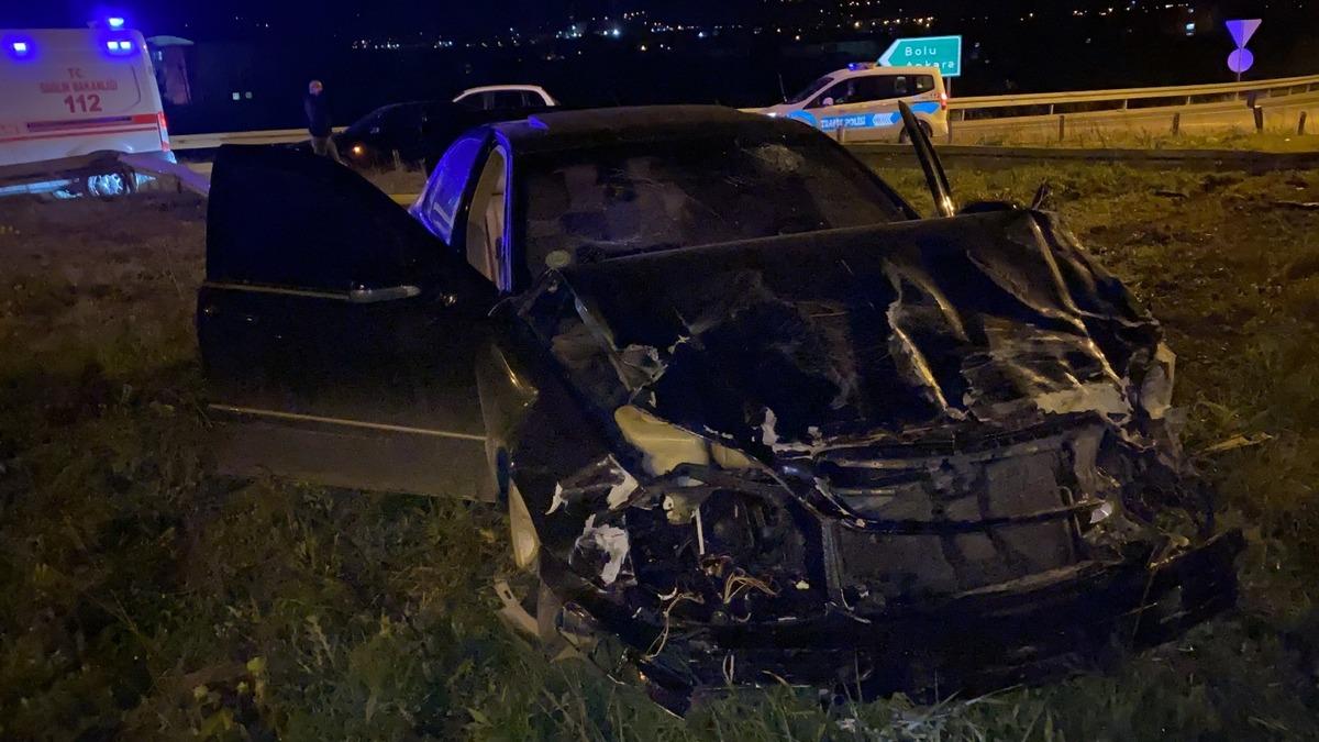 Yoldan &ccedil;ıkan otomobil bariyerleri yerinden s&ouml;k&uuml;p ref&uuml;je &ccedil;ıktı