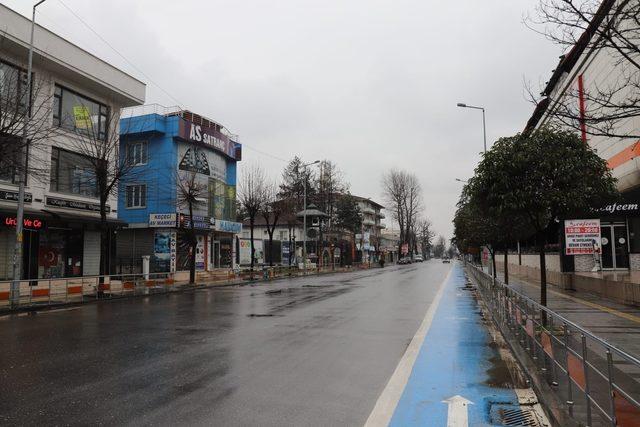 Düzce’de cadde ve sokaklar boş kaldı