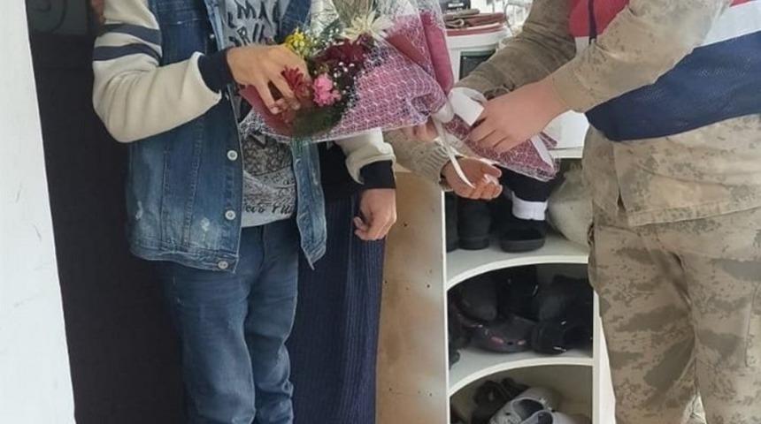 Jandarma, otizmli gen&ccedil;leri unutmadı