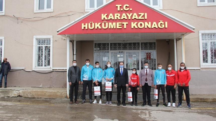 Karayazı Belediye Spor Kul&uuml;b&uuml;&rsquo;n&uuml;n başarısına Kaymakamdan plaket