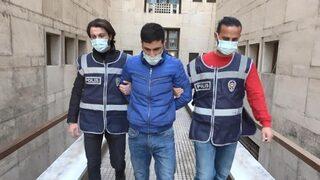 Yakalanacağını anlayınca kız arkadaşını bırakıp kaçtı