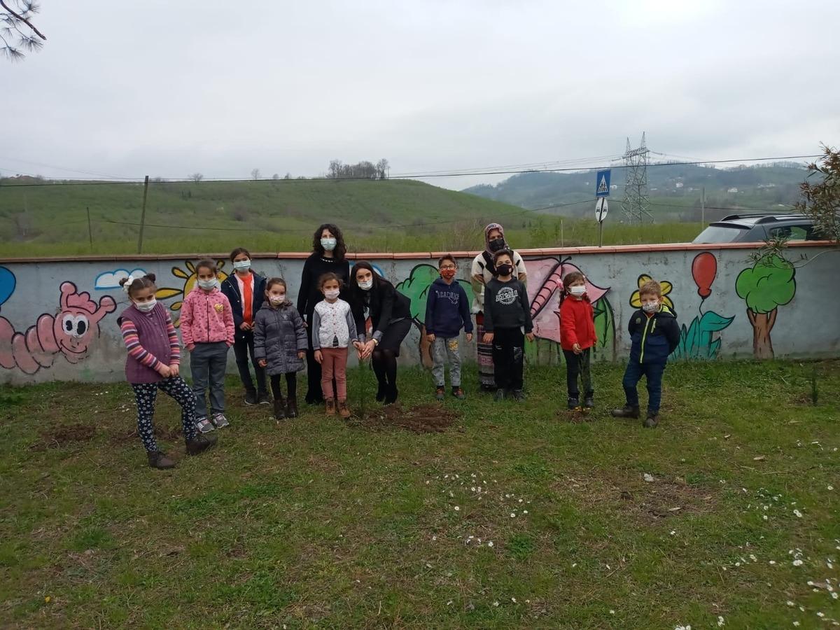 &Ouml;ğrenciler ve &ouml;ğretmenler 25 farklı fidanı toprakla buluşturdu