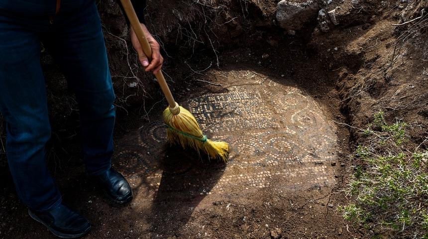 Arabayla girilemiyor, toprağın 2 metre altında! Kaçak kazı sırasında 1500 yıllık mozaik bulundu