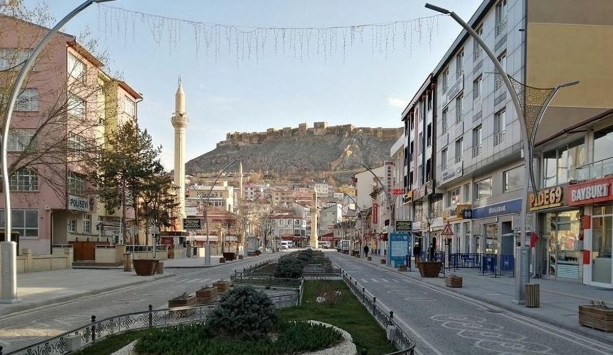 Kırmızıya d&ouml;nen Bayburt&rsquo;ta sokaklar boş kaldı
