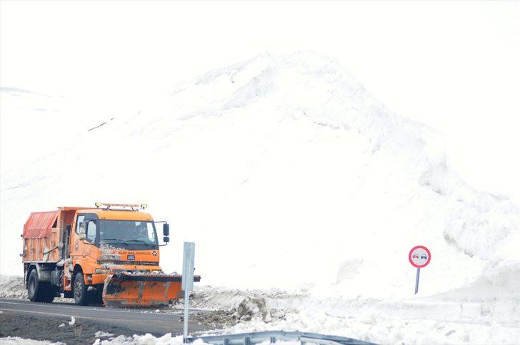 2 bin 885 rakımlı Palandöken Geçidi'nde nisanda yoğun karla mücadele çalışması yapıldı G1