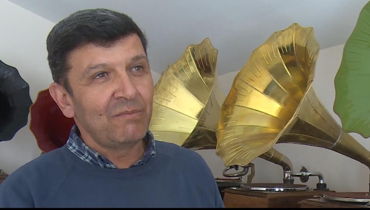 Ailesinin k&uuml;&ccedil;&uuml;kken emanet gramofona dokunmasına izin vermemesi onu koleksiyoner yaptı