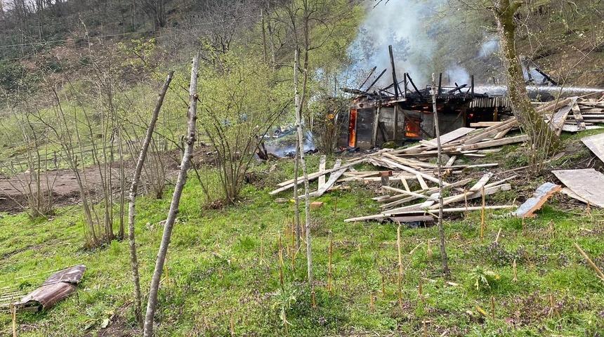 Ahşap ev yangında k&uuml;l oldu