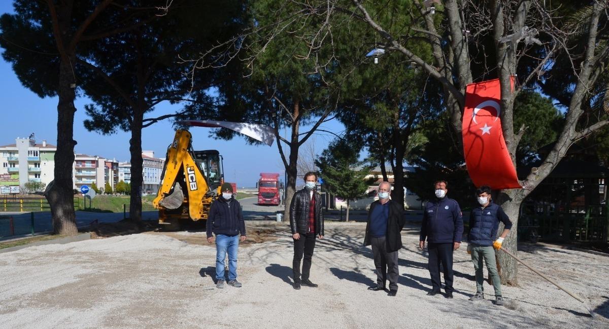 G&ouml;me&ccedil; Belediyesi b&uuml;nyesindeki Park Kafe sezona hazırlanıyor