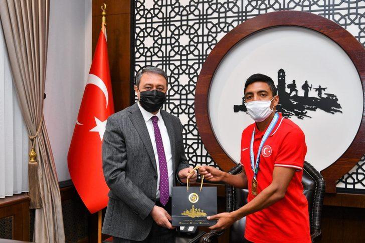 Şampiyon Milli Atlet Şenoduncu başarısının sevincini Vali Şıldak ile paylaştı G1