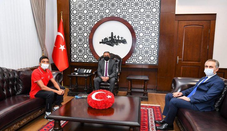 Şampiyon Milli Atlet Şenoduncu başarısının sevincini Vali Şıldak ile paylaştı G2