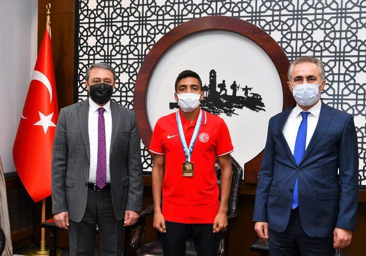 Şampiyon Milli Atlet Şenoduncu başarısının sevincini Vali Şıldak ile paylaştı G3