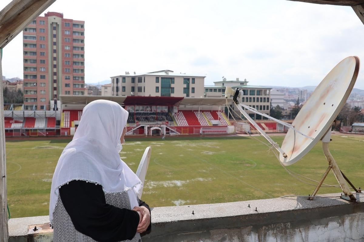 78 yaşındaki Hatice nineye Nevşehir Belediyespor forması hediye edildi