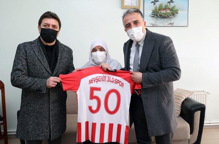 78 yaşındaki Hatice nineye Nevşehir Belediyespor forması hediye edildi G2