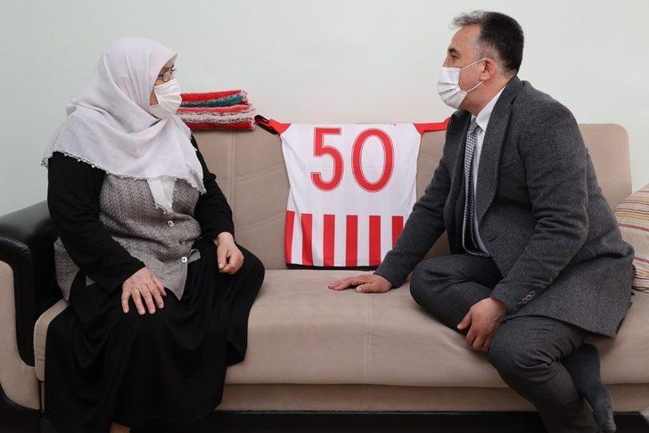 78 yaşındaki Hatice nineye Nevşehir Belediyespor forması hediye edildi G3