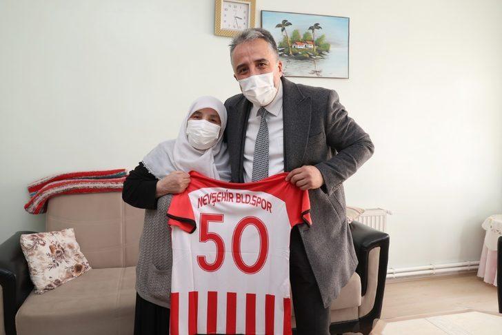 78 yaşındaki Hatice nineye Nevşehir Belediyespor forması hediye edildi G4