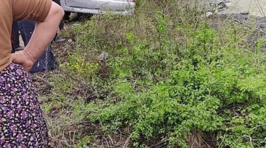 Dereye devrilmekte olan minib&uuml;s, vatandaşların yardımlarıyla kurtarıldı